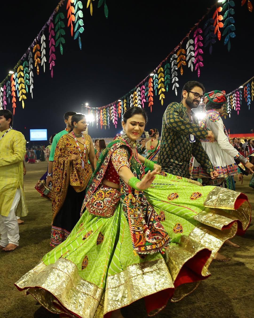 Gujarati Navratri Chaniya Choli Set in Muslin Cotton with Digital Print, Real Mirror Work & Lampi Lace Border β Festive Garba Outfit