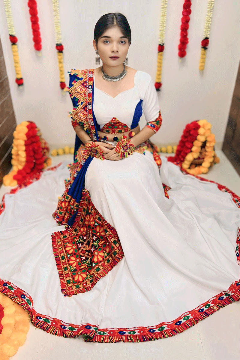 Traditional Gamthi Silk White Colour Chainiya Choli